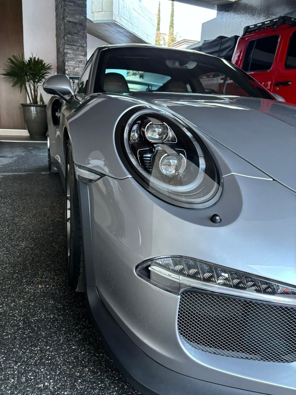 Porsche 911 GT3 RS plateado tras un detail premium en el estudio CRG